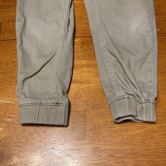 Levi's Boys Size 5 Reg 4-5 Years Tan Khaki Joggers Elastic Waist Pants Cuffed - Picture 3 of 9